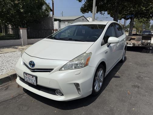 2014 Toyota Prius v Five