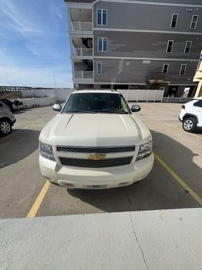 Beige 2013 Chevrolet Avalanche LTZ