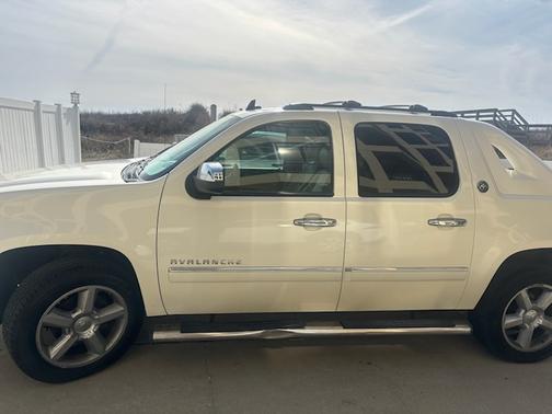 Beige 2013 Chevrolet Avalanche LTZ