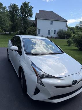 White 2018 Toyota Prius Three Touring