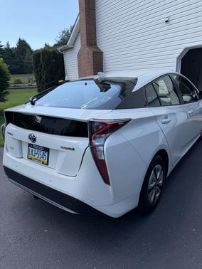 White 2018 Toyota Prius Three Touring