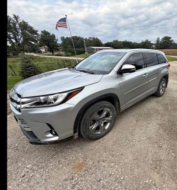 Silver 2019 Toyota Highlander Limited Platinum