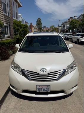 White 2017 Toyota Sienna XLE Premium