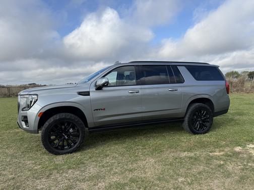 2023 GMC Yukon XL AT4