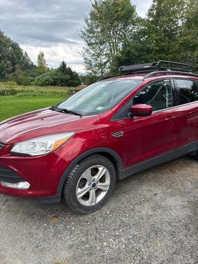 Red 2016 Ford Escape SE