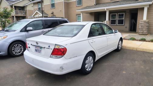 White 2005 Toyota Camry LE