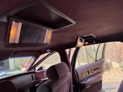 Brown 1993 Cadillac Fleetwood Base