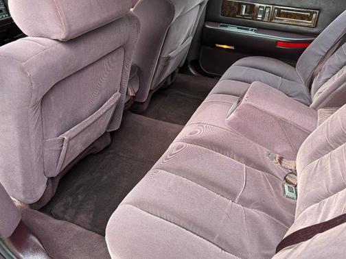 Brown 1993 Cadillac Fleetwood Base