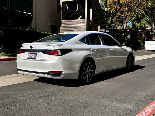 2024 Lexus ES 300h Base