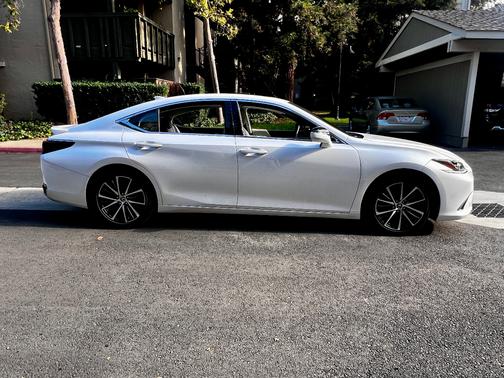 2024 Lexus ES 300h Base