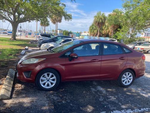 Red 2013 Ford Fiesta SE