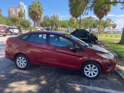Red 2013 Ford Fiesta SE