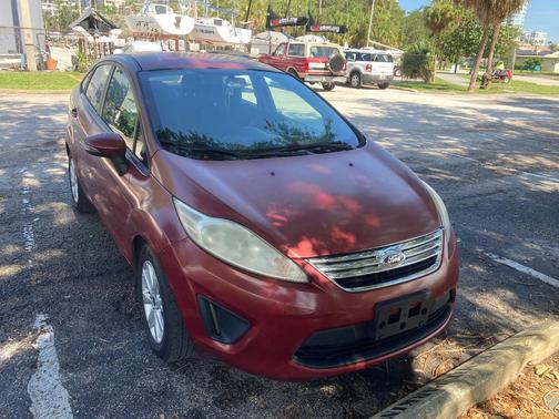 Red 2013 Ford Fiesta SE