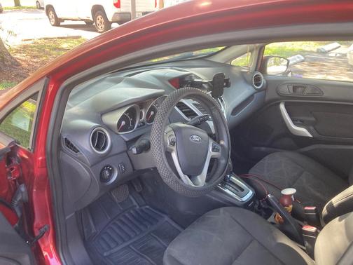 Red 2013 Ford Fiesta SE