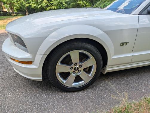 White 2006 Ford Mustang GT