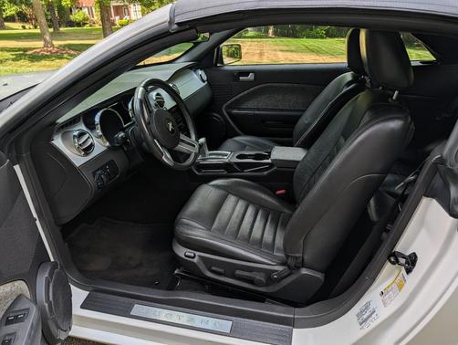 White 2006 Ford Mustang GT