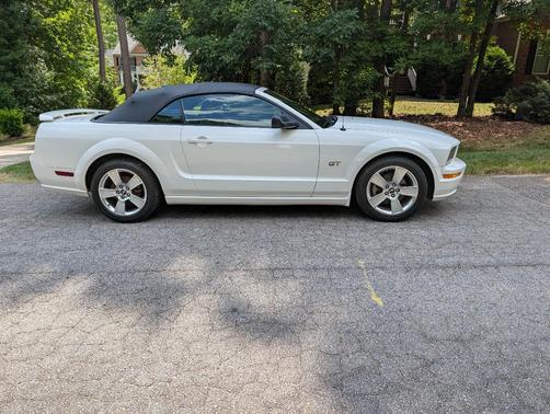 White 2006 Ford Mustang GT