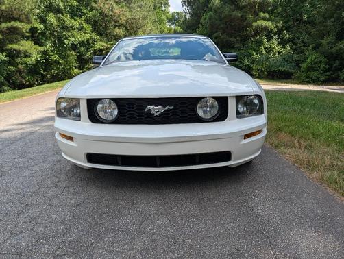 White 2006 Ford Mustang GT