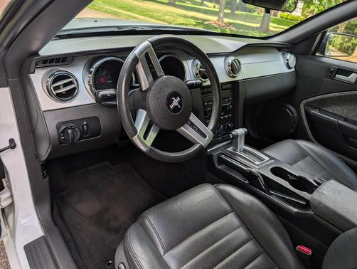 White 2006 Ford Mustang GT