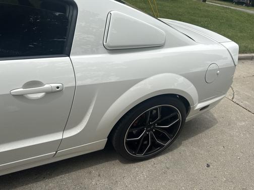White 2006 Ford Mustang GT