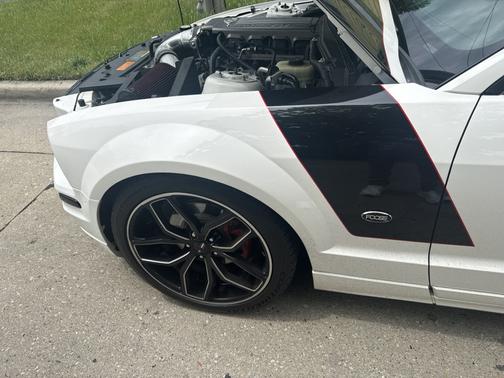 White 2006 Ford Mustang GT