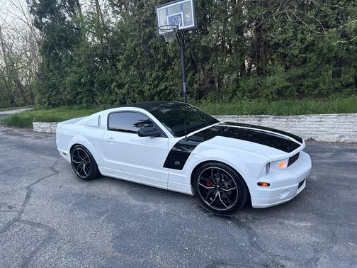 White 2006 Ford Mustang GT
