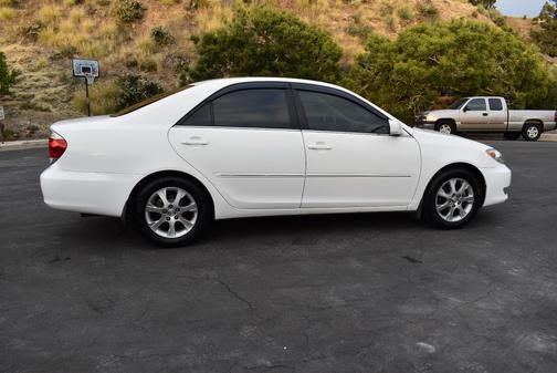 White 2006 Toyota Camry XLE