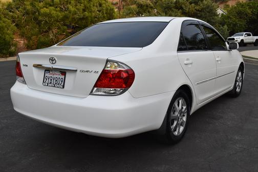 White 2006 Toyota Camry XLE