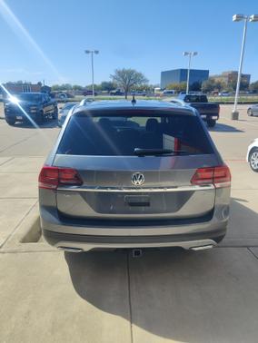 Photo 3 of 13 of 2019 Volkswagen Atlas 3.6L SE w/Technology