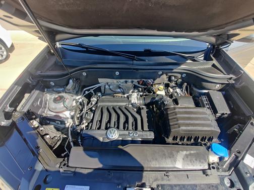 Photo 4 of 13 of 2019 Volkswagen Atlas 3.6L SE w/Technology