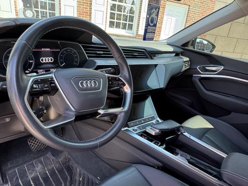 2022 Audi e-tron Premium