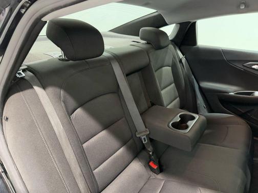 White 2018 Chevrolet Malibu LT