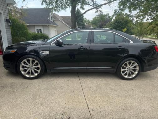 Black 2013 Ford Taurus Limited