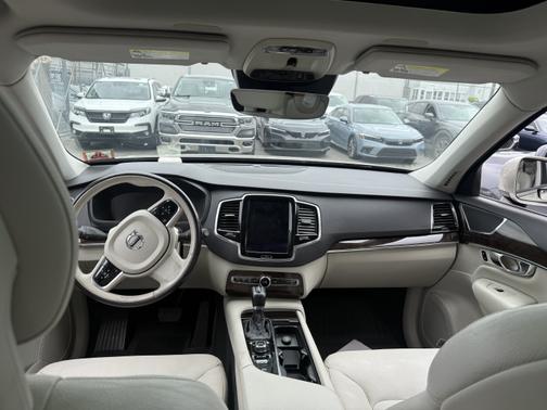 2016 Volvo XC90 T6 Momentum