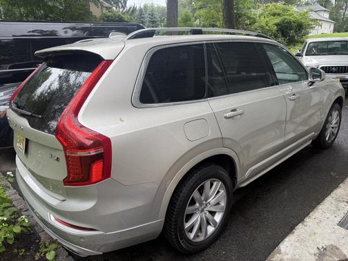 2016 Volvo XC90 T6 Momentum