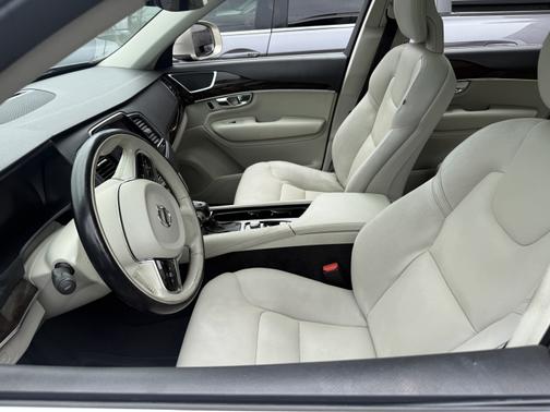 2016 Volvo XC90 T6 Momentum