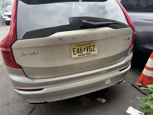 2016 Volvo XC90 T6 Momentum