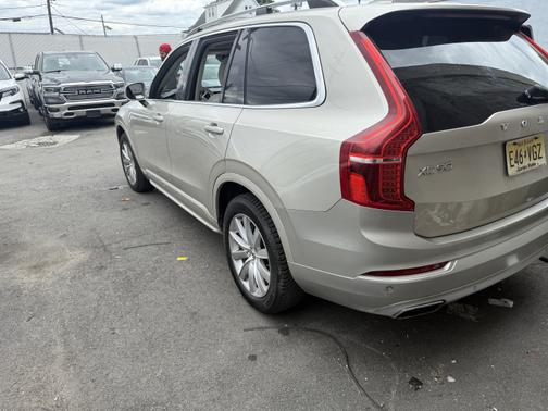2016 Volvo XC90 T6 Momentum