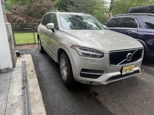 2016 Volvo XC90 T6 Momentum