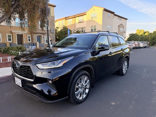 Black 2023 Toyota Highlander Hybrid Limited