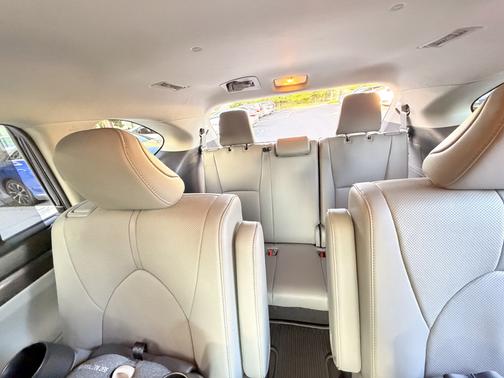 Black 2023 Toyota Highlander Hybrid Limited