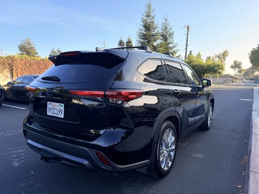 Black 2023 Toyota Highlander Hybrid Limited