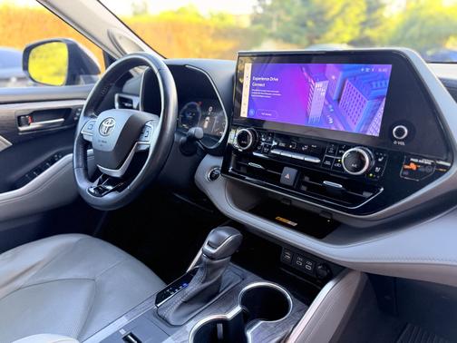 Black 2023 Toyota Highlander Hybrid Limited