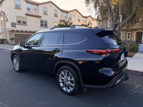 Black 2023 Toyota Highlander Hybrid Limited
