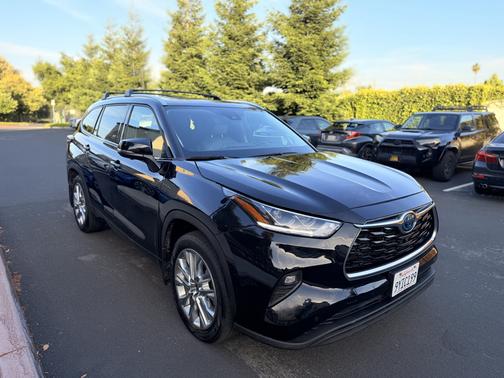 Black 2023 Toyota Highlander Hybrid Limited