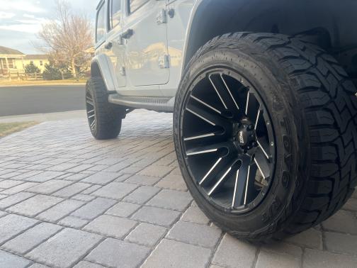 Photo 3 of 5 of 2018 Jeep Wrangler Unlimited Sahara