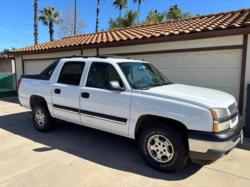 White 2005 Chevrolet Avalanche 1500 LS
