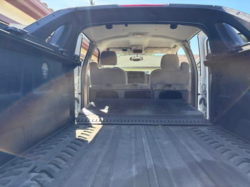 White 2005 Chevrolet Avalanche 1500 LS