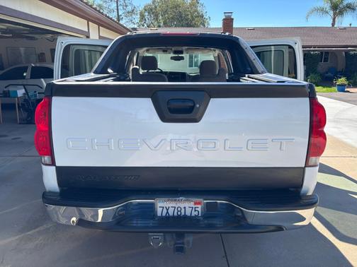 White 2005 Chevrolet Avalanche 1500 LS