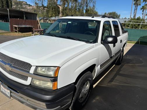 White 2005 Chevrolet Avalanche 1500 LS